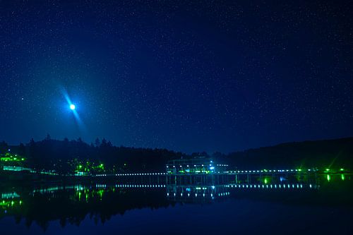 restaurant met steiger die licht geeft