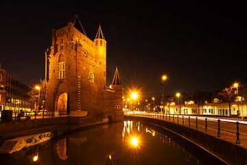 Amsterdamse poort in Haarlem wordt verlicht tijdens de avond van Bram Lubbers