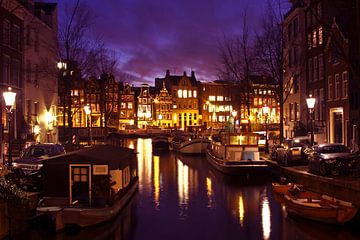 Stadsgezicht van Amsterdam bij nacht van Eye on You