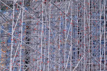 Wirwar van steigerbuizen.