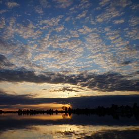 Sonnenuntergang über dem Wasser von Martine Overkamp-Hovenga