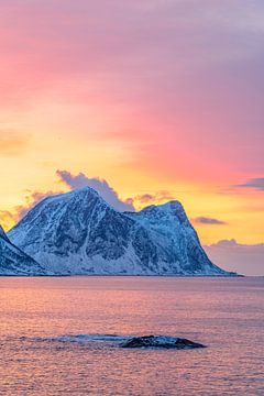 Winterse zonsondergang boven de Noorse Zee in Noord-Noorwegen van Sjoerd van der Wal