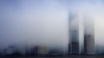 Wolkenkrabbers in de mist van Heike Hultsch