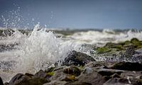 Ruige zee met opspattend water op de golfbrekers van Texel van Martijn van Dellen thumbnail