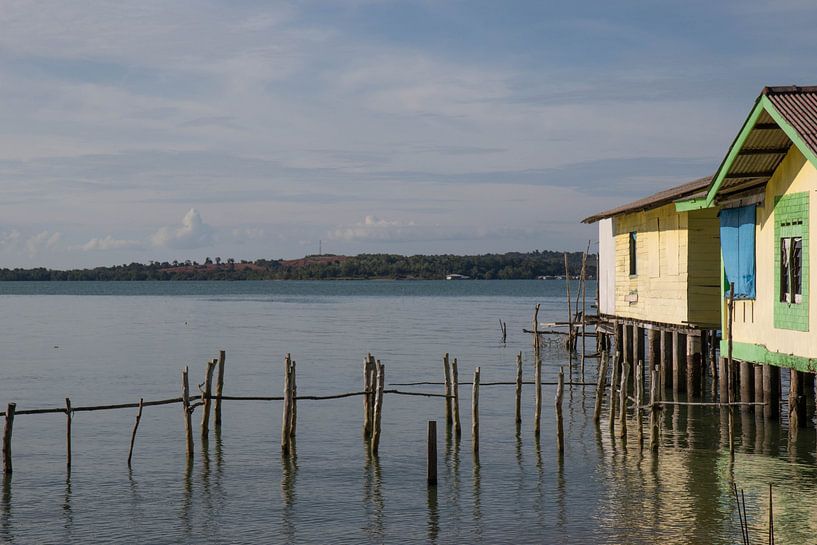 Häuschen auf Stelzen in Indonesien von Anne Ponsen