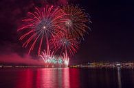 Jaarlijkse vuurwerk shows voor het Plage de la Croisette, Cannes, Alpes Maritime, Frankrijk van Rene van der Meer thumbnail