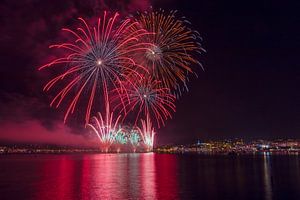 Jährliche Feuerwerkshows für den Plage de la Croisette, Cannes, Alpes Maritime, Frankreich von Rene van der Meer