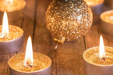 Traditionele Advent en Kerst kaarsen met gouden ballen decoratie op houten tafel van Alex Winter
