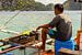 Visser bereidt vis op boot (Filipijnen) van Jessica Lokker
