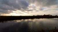 Silhouet van de oever van de Holendrecht rivier tijdens de winter.