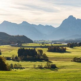 Grand panorama de montagne avec les Alpes d'Allgäu, les Alpes d'Ammergau et le lac de Hopf sur Daniel Pahmeier