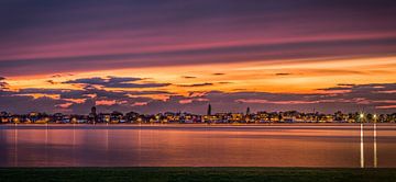 dorp aan het water bij zonsondergang (Roelofarendsveen) van Tomek Kepa