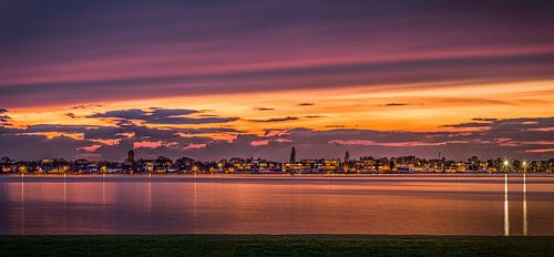 dorp aan het water bij zonsondergang (Roelofarendsveen)