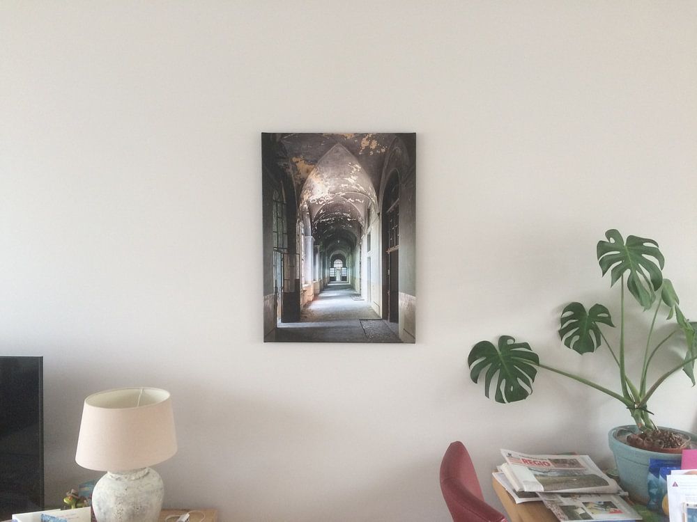 Lange Verlaten Gang.  van Roman Robroek - Foto's van Verlaten Gebouwen 