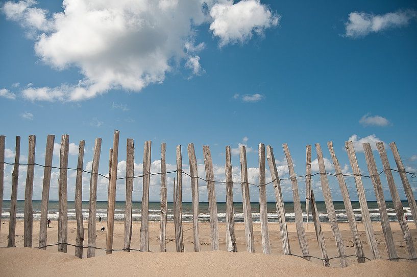 Das Meer von hinter einem Zaun in Noordwijk Die Niederlande von Doris van Meggelen
