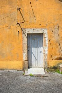 Façade jaune aux lignes subtiles dans une ville française