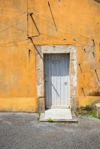 Gele gevel met subtiel lijnenspel in Franse stad