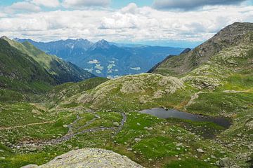 Hochalpine Bergseen und beeindruckende Gipfelkulisse in der ursprünglichen Natur der Meraner Seeplatte in Südtirol.