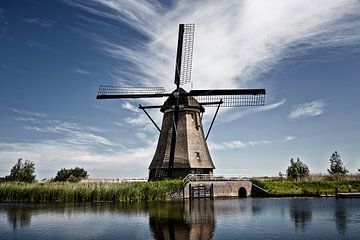 het beroemde Kinderdijk kanaal met een windmolen. Oud Nederlands dorp Kinderdijk