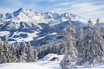 Berglandschaft "Kleine Hütte im Winter" von Coen Weesjes