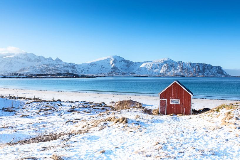 Rote Hütte aus Holz am Strand von Tilo Grellmann