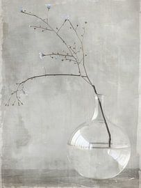 Stilleben mit einer Vase und einem Blütenzweig im japanischen Stil von Japandi Art Studio