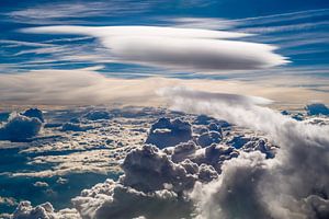 Luchtfoto van een lenticulariswolk van Denis Feiner