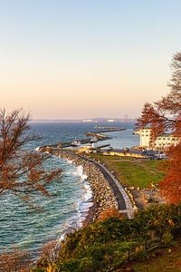 Promenade und Mole im Herbst in der Stadt Sassnitz auf der Insel