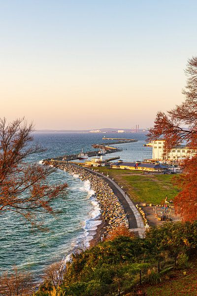 Promenade en pier in de herfst in de stad Sassnitz op het eiland van Rico Ködder