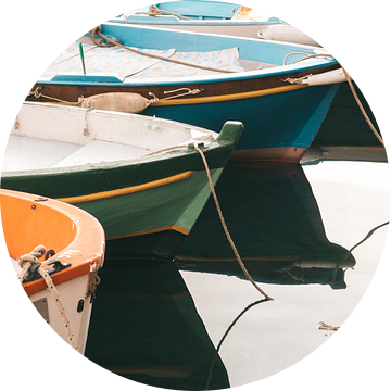 Gekleurde vissersbootjes in de haven van Procida reflecterend in de zee van Michiel Dros