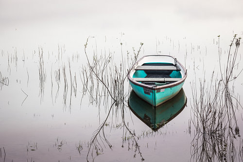 Roeiboot in het stille meer