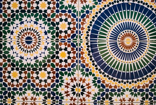 Mur de mosaïques au Maroc