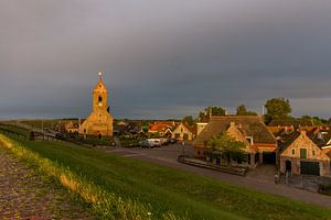 Die Sonne über dem Deich bei Wierum.