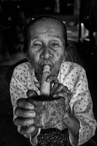 Baghan, MYANMAR, den 12. Dezember 2015 - Stumpen rauchen alte Frau in Baghan. Stumpen ist eine tradi