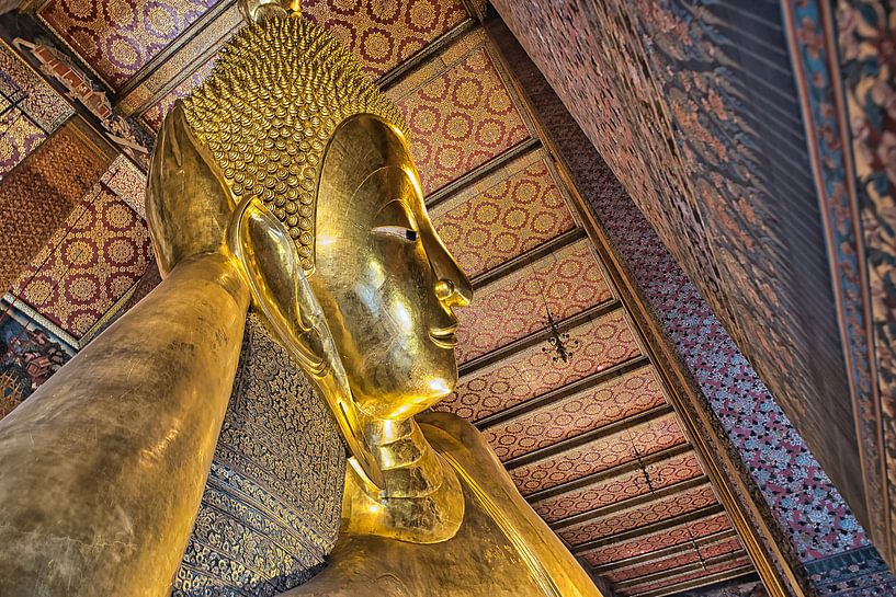 Wat Pho reclining golden Buddha by Bernd Hartner