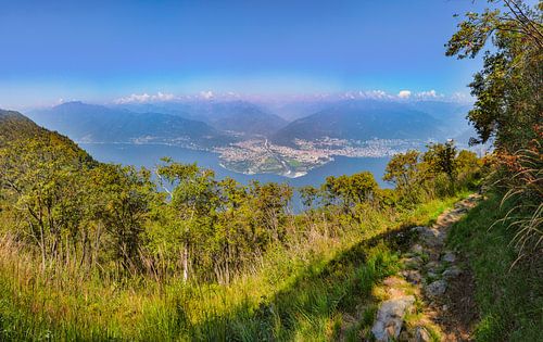 Uitzicht op het Lago Maggiore en de noordoever met Ascona en Locarno vanaf het panoramapunt Monte Gambarogno, Gambarogno, Tessin Ticino, Zwitserland