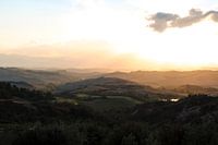 De heuvels van Toscane tijdens een zonsondergang