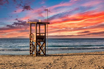 Reddingstoren op het strand van Mallorca bij Sa Coma van Photo Art Thomas Klee