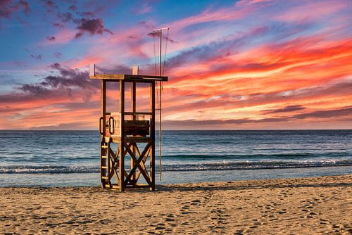 Reddingstoren op het strand van Mallorca bij Sa Coma