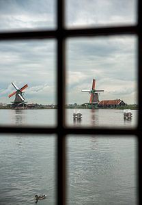 zicht door een raam van een molen op zaanse schans