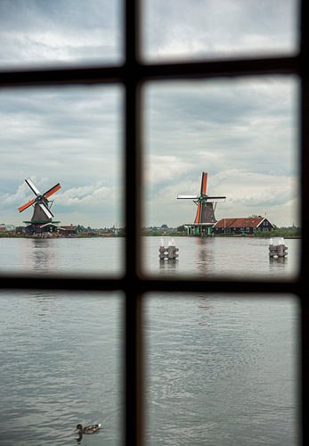 zicht door een raam van een molen op zaanse schans