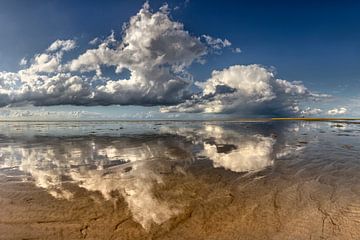 Spiegelung der Wolken bei Rottumeroog von Frans Lemmens