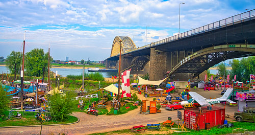 Kermis bij de Waalbrug