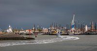 Entree van de haven van Harlingen met een donkere lucht. van Harrie Muis thumbnail