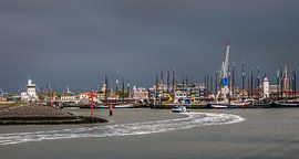 Entree van de haven van Harlingen met een donkere lucht. by Harrie Muis
