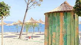 Bunte Umkleidekabine am Strand von Angela Seubring