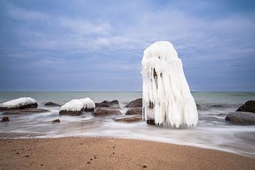 Buhne in de winter aan de kust van de Oostzee bij Kühlungsborn.