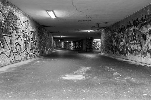 oude verlaten metrotunnel met zwart-witte graffiti