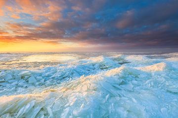 Winterlandschaft mit Eis auf dem IJsselmeer bei Stavoren in Friesland bei Sonnenuntergang von Bas Meelker