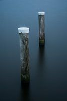 Bolder palen in het water, minimalisme